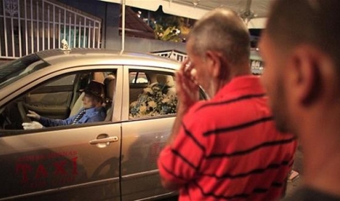 سائق سيارة أجرة يجلس وراء المقود للمرة الأخيرة بعد وفاته