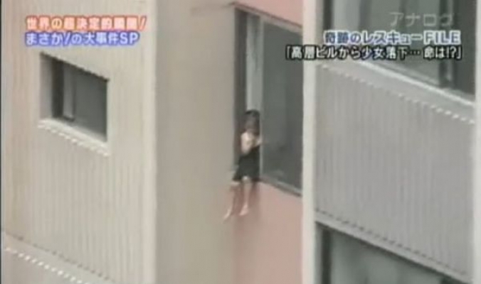 عبرة لكل اب وأم... شاهد الفيديو: طفلة تسقط من نافذة برج سكني أثناء لعب الغميضة