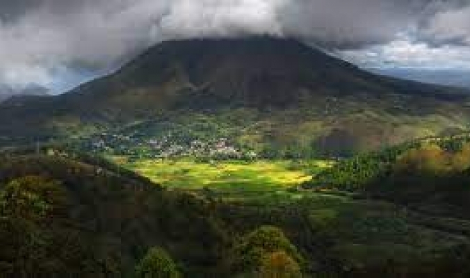 بركان إندونيسي هائل يتحفز بصمت وينفجر بدون إنذار
