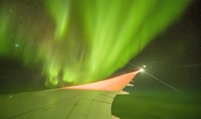 فيديو| منظر رائع للشفق القطبي من على متن طائرة