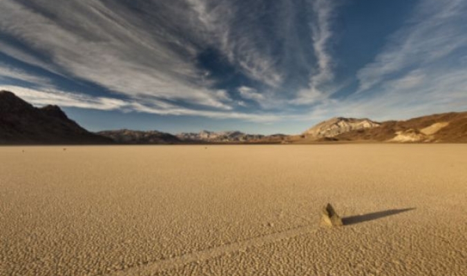 بالصور: الصخور المتحركة ظاهرة جيولوجية محيرة في وادي الموت