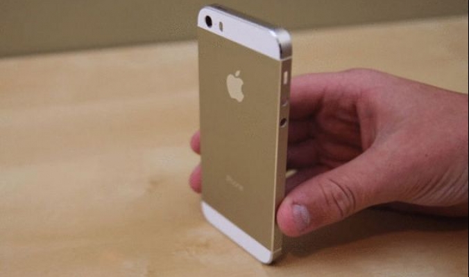 إقبال تاريخي ..حالة طوارئ في آبل بسبب iPhone 5S الذهبي !