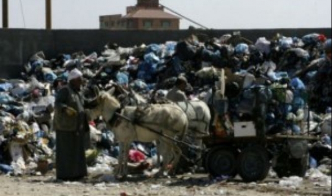 &quot;القمامة&quot; تقتل الحياة في غزة