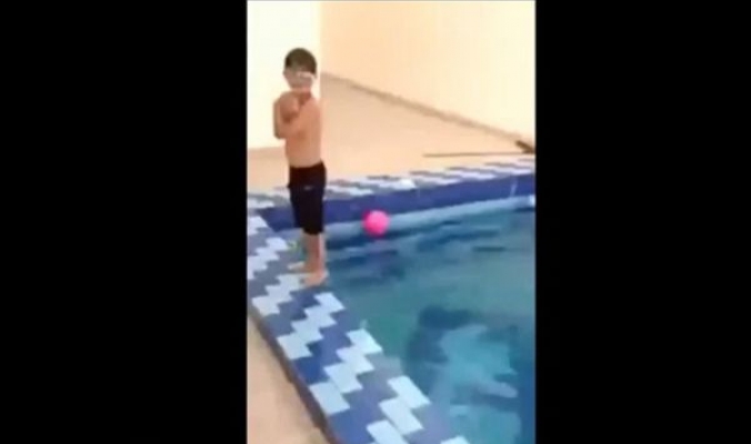 فيديو مروِّع ومؤلم لسقوط طفل بحمام السباحة