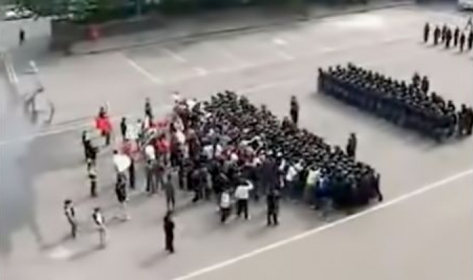 بالفيديو..تعرّف على كيفية فض الشرطة الكورية للمظاهرات