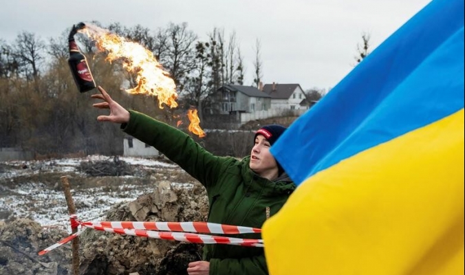 حقيقة تدمير الأوكرانيين لدبابات بوتين بالزجاجات الحارقة.. وما سر الضعف التاريخي للمدرعات الروسية؟
