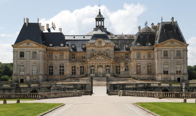 اقتحموا أكبر قصر خاص بفرنسا وسرقوا مليوني يورو.. بدون سلاح