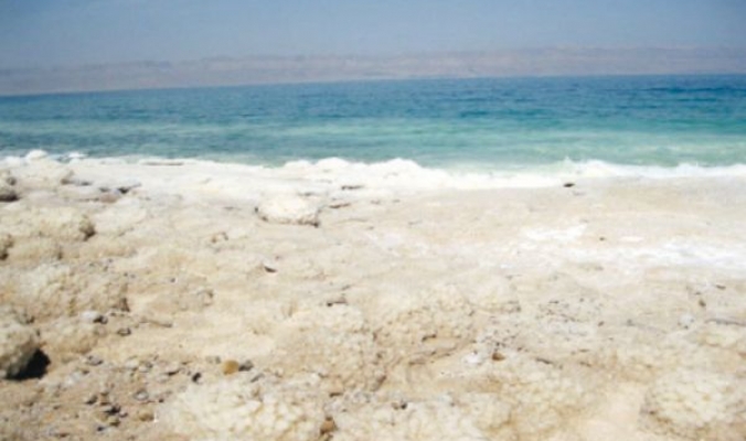 كارثة بيئية تهدد البحر الميت بعد انخفاض مستواه 26 متراً وفقد 30 مليار متر مكعب