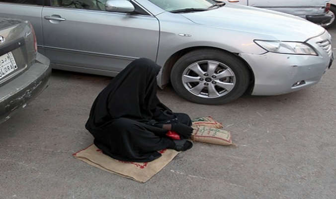 بالفيديو.. شاهد ما حدث مع رجل تنكر بزي امرأة للتسول في السعودية
