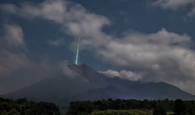 رصد ضوء أخضر غريب فوق بركان إندونيسي أثناء ثورانه