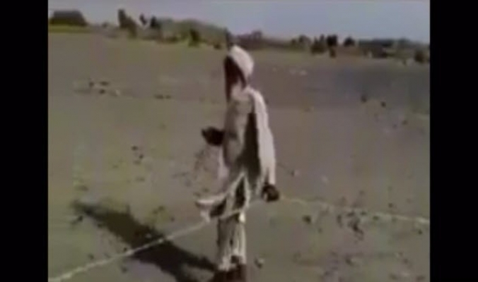 بالفيديو : ماذا فعل رجل كفيف ليصل إلى المسجد