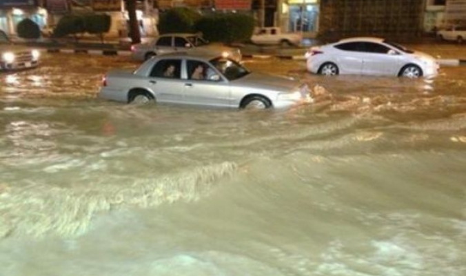 وفاة 24 وإنقاذ 6300 بأمطار السعودية
