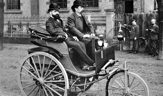 بدأت بـ3 عجلات، وبسرعة لا تتجاوز 18 كيلومتراً في الساعة.. قصة اختراع أول سيارة بالتاريخ