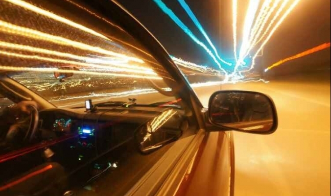 ماذا يحدث إذا سافرت بسرعة تماثل سرعة الضوء أو أسرع؟
