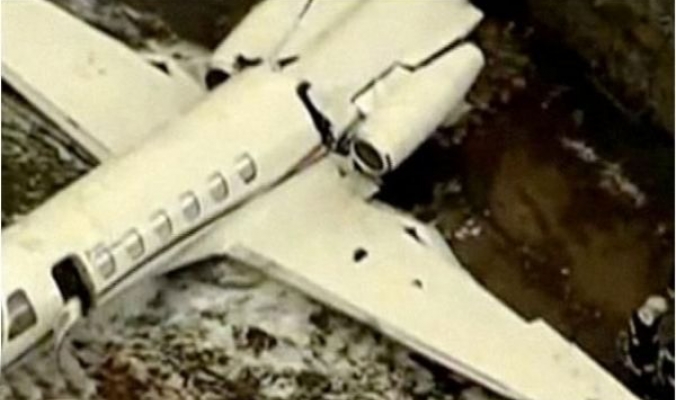 فيديو .. تحطم طائرة برازيلية تجاوزت الممر واصطدمت بسور المطار
