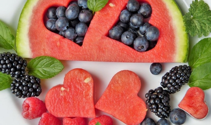 السعرات الحرارية بـ14 فاكهة.. وهل يجب تناولها قبل أو أثناء أو بعد الأكل؟