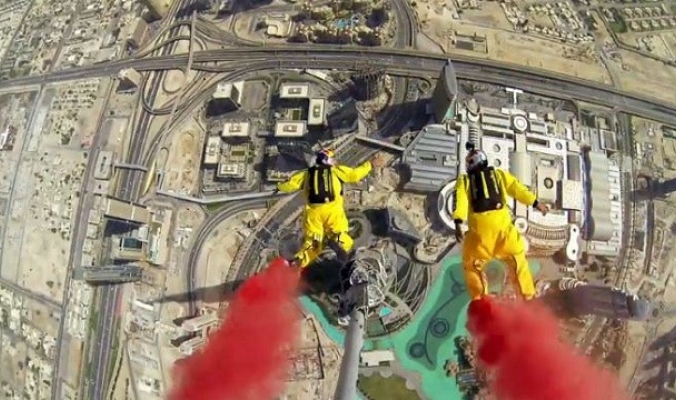 بالفيديو ..أكثر من مليون مشاهدة لقفزة مثيرة من برج خليفة في ساعات
