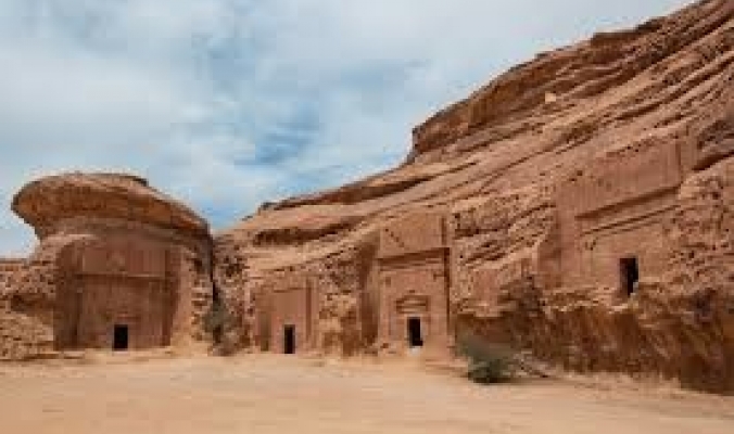 «جابوا الصخر بالواد».. مدائن صالح مدينة سعودية قد تحتاج فتوى لزيارتها