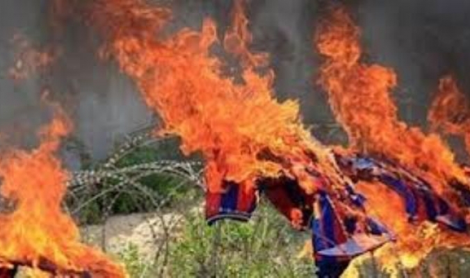 بالفيديو... فلسطينيون يحرقون قمصان &quot;برشلونة&quot;.. &quot;احتجاجاً&quot;