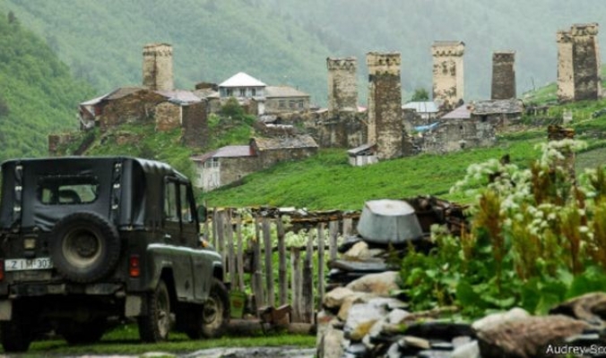 بالصور... روعة الحياة فوق جبال القوقاز الشاهقة