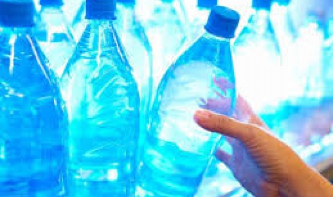 ماذا يحدث للجسم عند شرب لترين من المياه يوميا؟