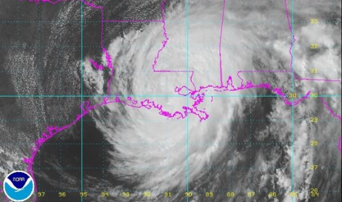 الإعصار إسحق يتحول عاصفة مجددًا وأمطار غزيرة تنهمر على لويزيانا