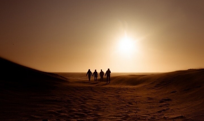 &quot;فراش الجمر&quot;.. هكذا يتّقي البدو برد الصحراء (شاهد)
