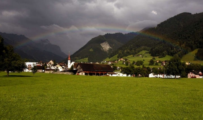 قرية سويسرية تعرض 25 ألف دولار لمن يعيش فيها