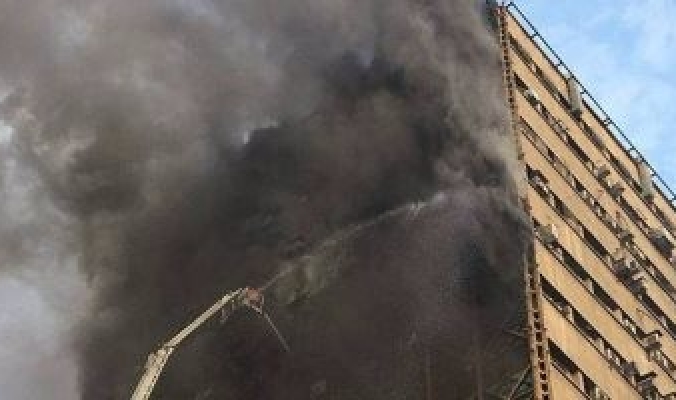 بالفيديو والصور.. مقتل العشرات في إنهيار برج كبير وسط طهران