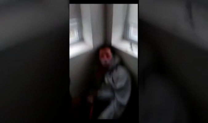 بالفيديو : عذبوا معاقا وأجبروه على الشرب من مياه المرحاض!