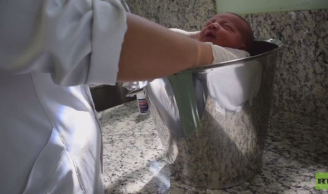 حمام في دلو.. تقنية برازيلية لخفض التوتر لدى الأطفال (فيديو)
