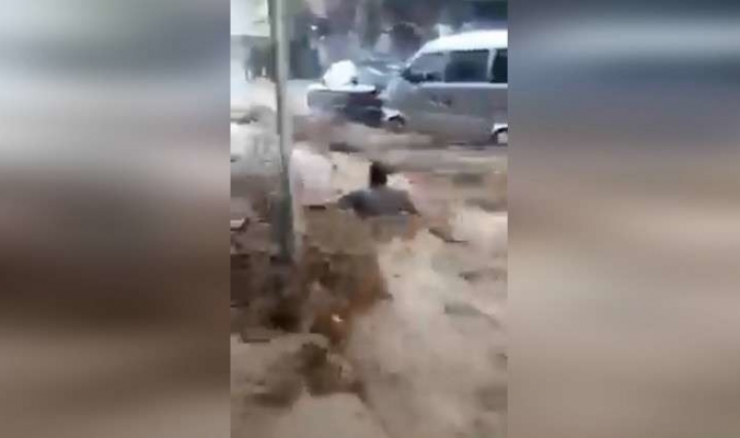 بالفيديو... سيول وفيضانات دمشق تجرف المارة والسيارات وكل شيء