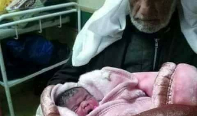 فلسطيني من الخليل يرزق بطفلة في عُمر 95
