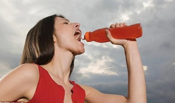 دراسة: مشروبات الطاقة تسبب نقص الحديد عند الفتيات