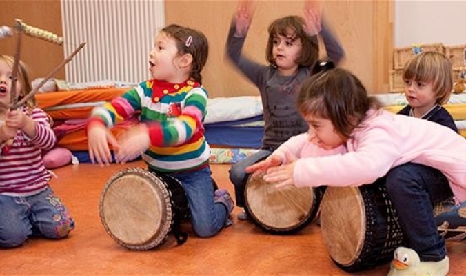 تؤثر إيجاباً على الخلايا العصبية دراسة: الموسيقى تُحسّن الفهم اللغوي لدى الأطفال