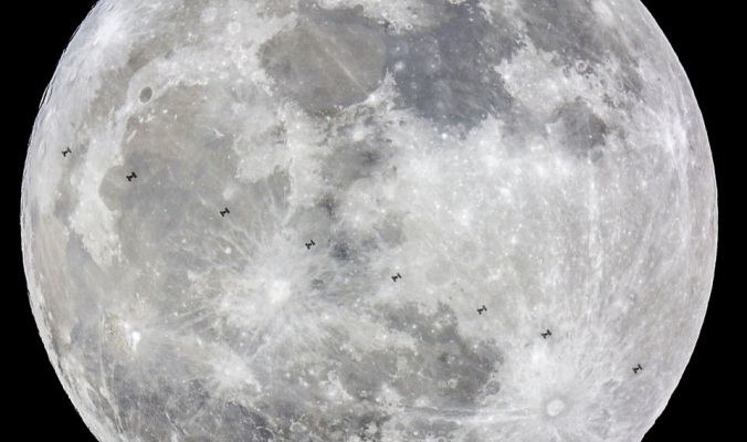العلماء يكتشفون وجود الماء تحت سطح القمر