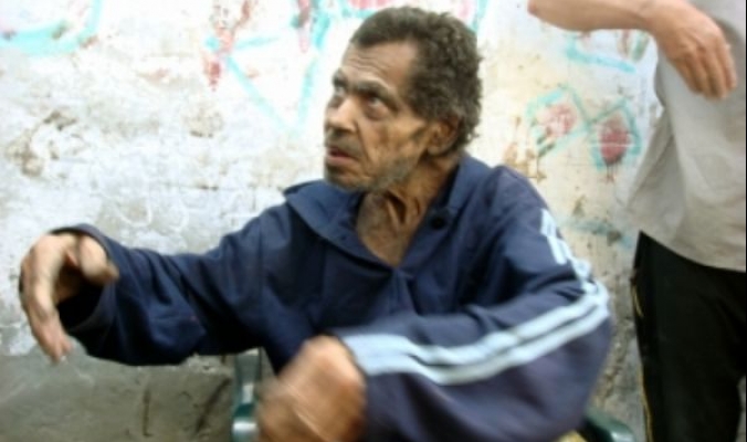 بالفيديو المؤثر: العثور على عجوز فلسطيني يعيش بعزلة تامة عن البشر منذ نصف قرن