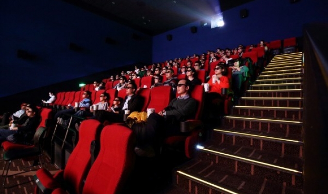 لماذا تكون مقاعد دور السينما غالبًا حمراء اللون؟