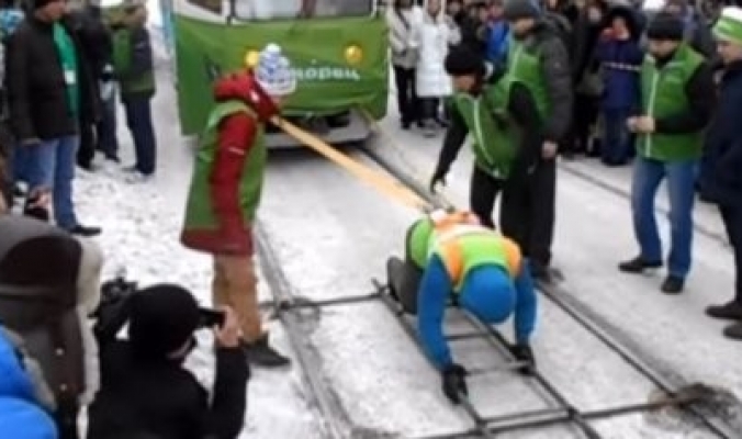 فيديو.. امرأة روسية تسحب عربتَي ترام وزنهما 18 طناً في درجة حرارة 20 تحت الصفر
