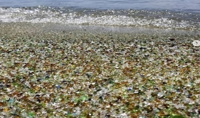 شاطئ صخري في اليابان يتحول إلى شاطئ زجاجي خلاب