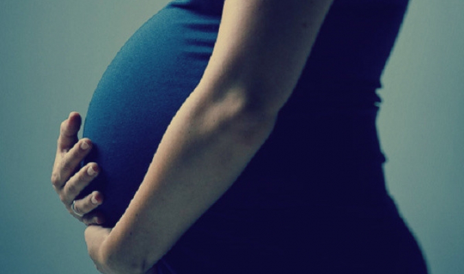 هل يمكن الحمل أثناء الحمل؟: ولادة توائم أحدهما أصغر من الثاني