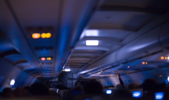 لماذا تقوم الطائرات بخفض مستويات الإضاءة عند الهبوط؟