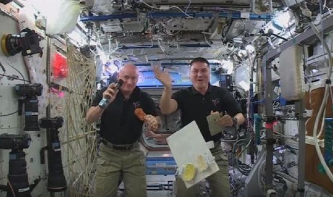 شاهد كيف يتناول رواد الفضاء طعامهم