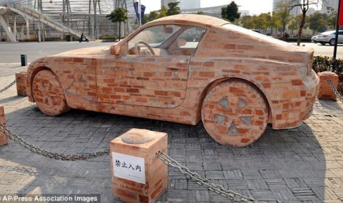 فنان صيني يبني سيارات BMW بكامل تفاصيلها من الطوب ويبيعها بما يقارب ضعف سعرها