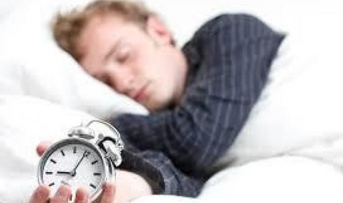 ما عدد الساعات الكافية للنوم ليلا وتأثيرها على الدماغ؟