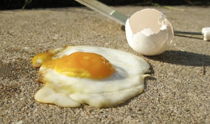 هل يمكن حقًا قلي البيض على الرصيف في الأيام الحارة؟