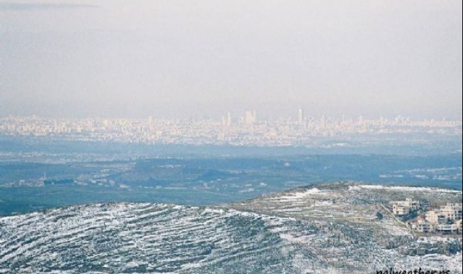 صورة نادرة للساحل التقطت من قمة جبل عيبال في يوم مثلج