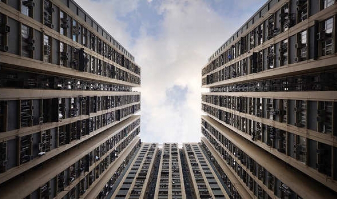 فن تصوير يمنح مباني هونغ كونغ لمحة خيالية