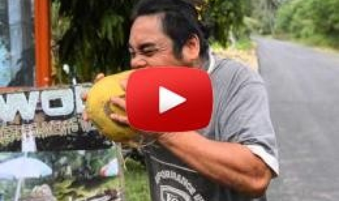 بالفيديو : رجل يقشر جوزة هند بأسنانه خلال 20 ثانية