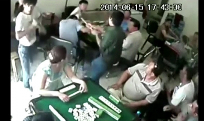 بالفيديو.. مهاجمة لاعبي شطرنج في مركز للتسلية في الصين
